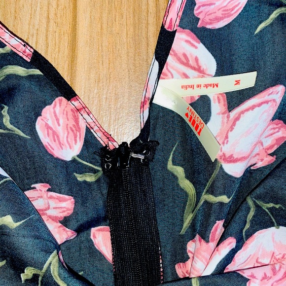 Woman Romper Jumpsuit print with 🌹 🌹 🌹 - Picture 4 of 4